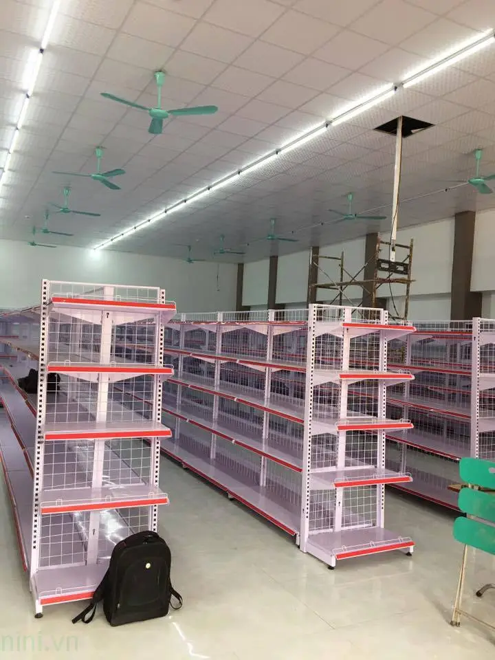 Kệ đôi siêu thị 5 tầng màu trắng xám đặt trong không gian sự kiện