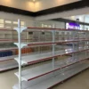 Kệ đôi siêu thị cao 6 tầng rộng 76cm màu trắng xám đặt tại sự kiện