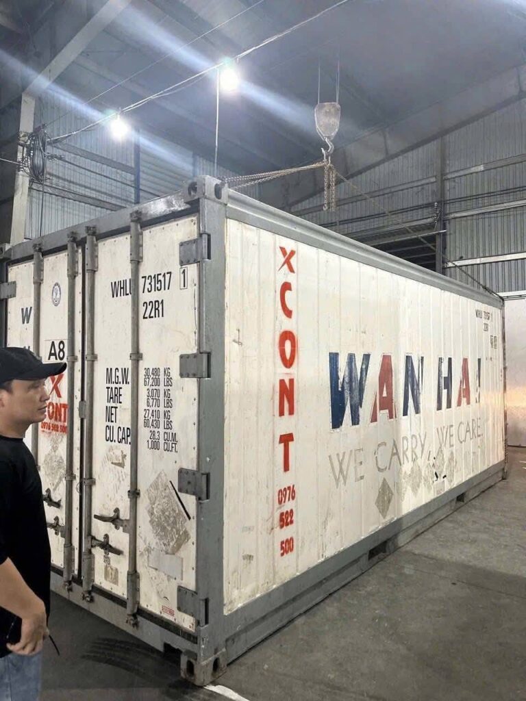 Cận cảnh kỹ thuật viên kiểm tra thuê thùng container lạnh