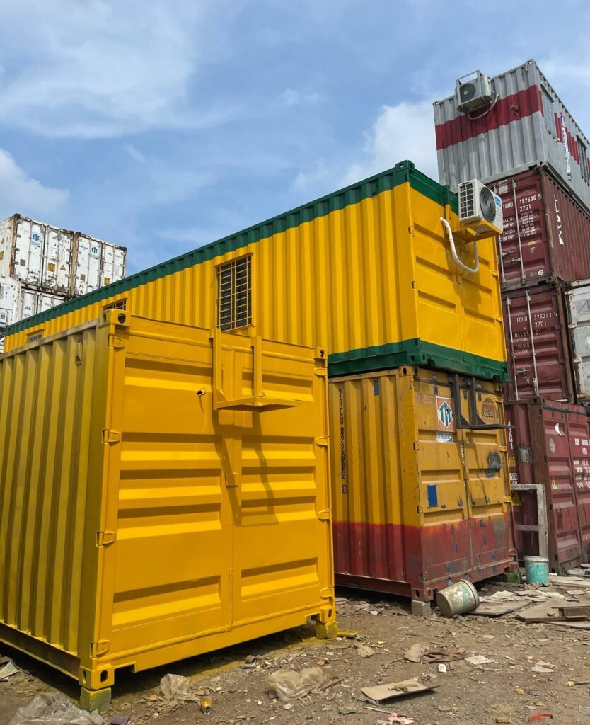 Những thùng xếp tầng từ dịch vụ cho thuê container làm nhà kho lớn