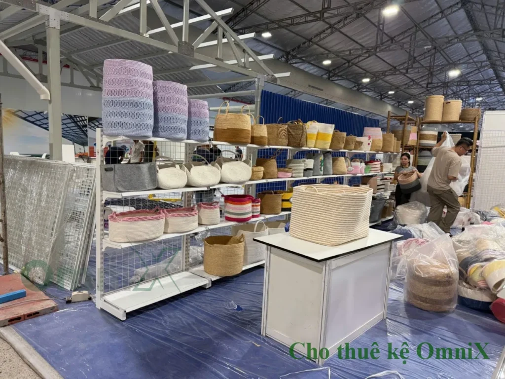 Cho thuê kệ trưng bày hội chợ màu trắng nhiều tầng thi công nhanh gọn